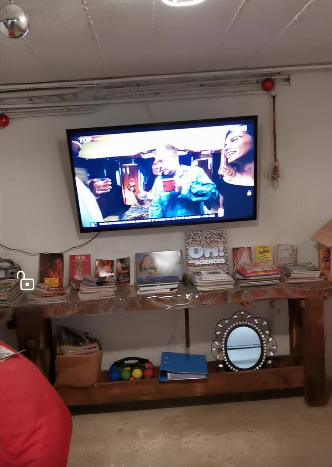 Salle de jeux et TV de 1,20m de diagonale au dessus du viel établis de menuisier