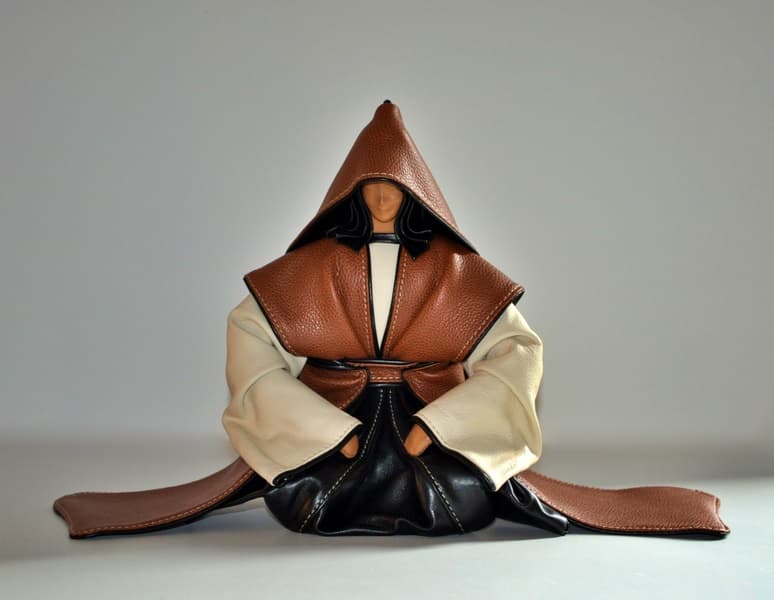 Sculptures cuir_Annie Delemarle_femmeassise2