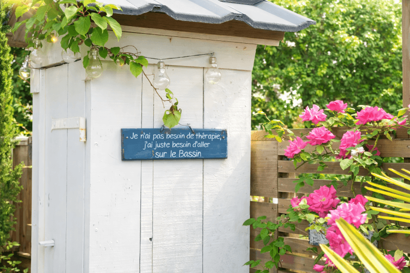 Shed au Bassin sous les roses
