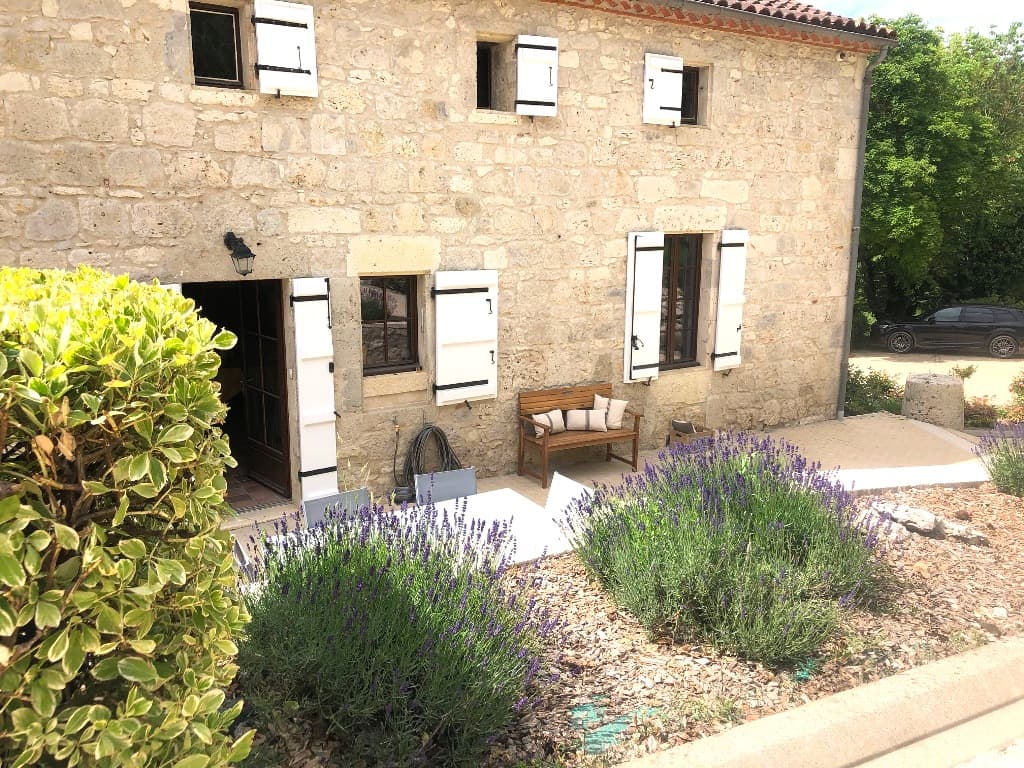 TOUR Facade