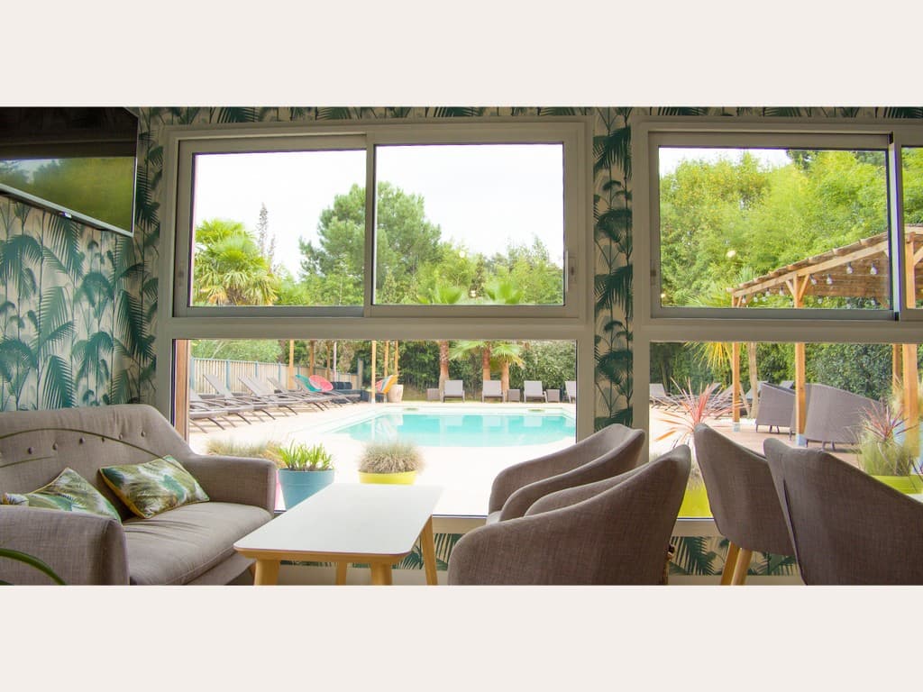 TS lodge Salon devant piscine