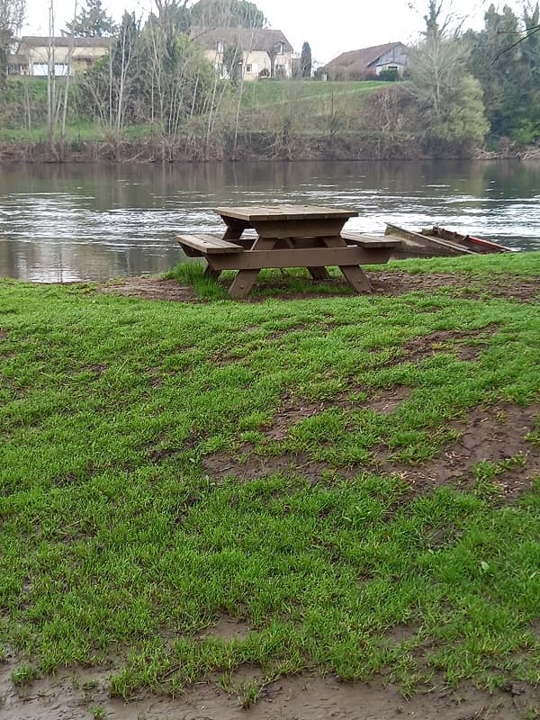 Table bord de rivière