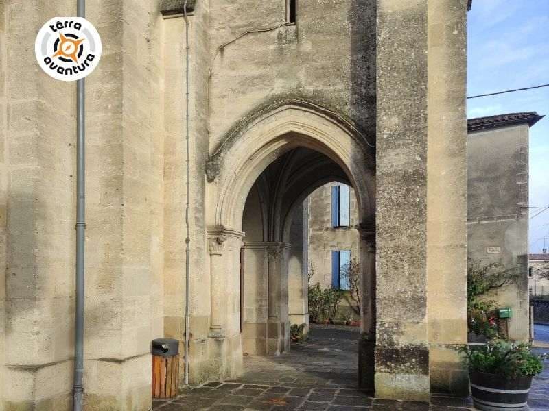 Terra Auros porche eglise