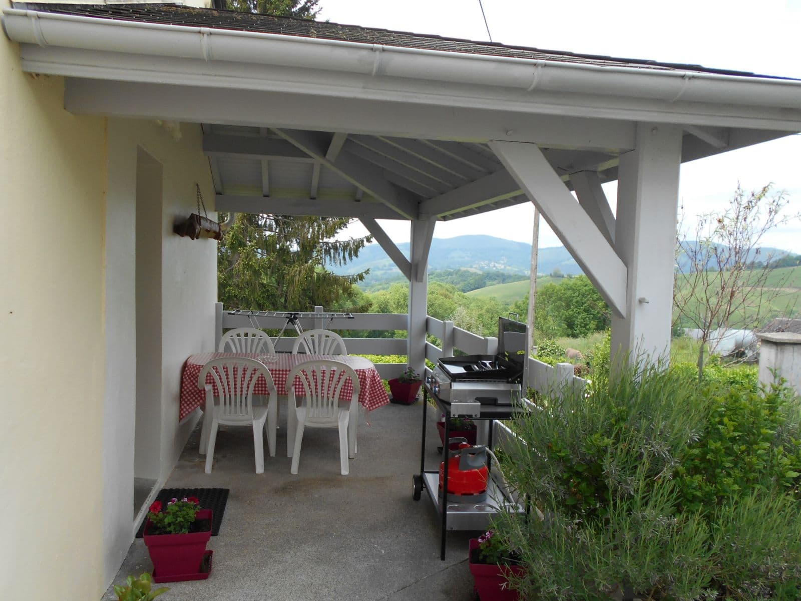 Terrasse abritée avec entrée indépendante du logement
