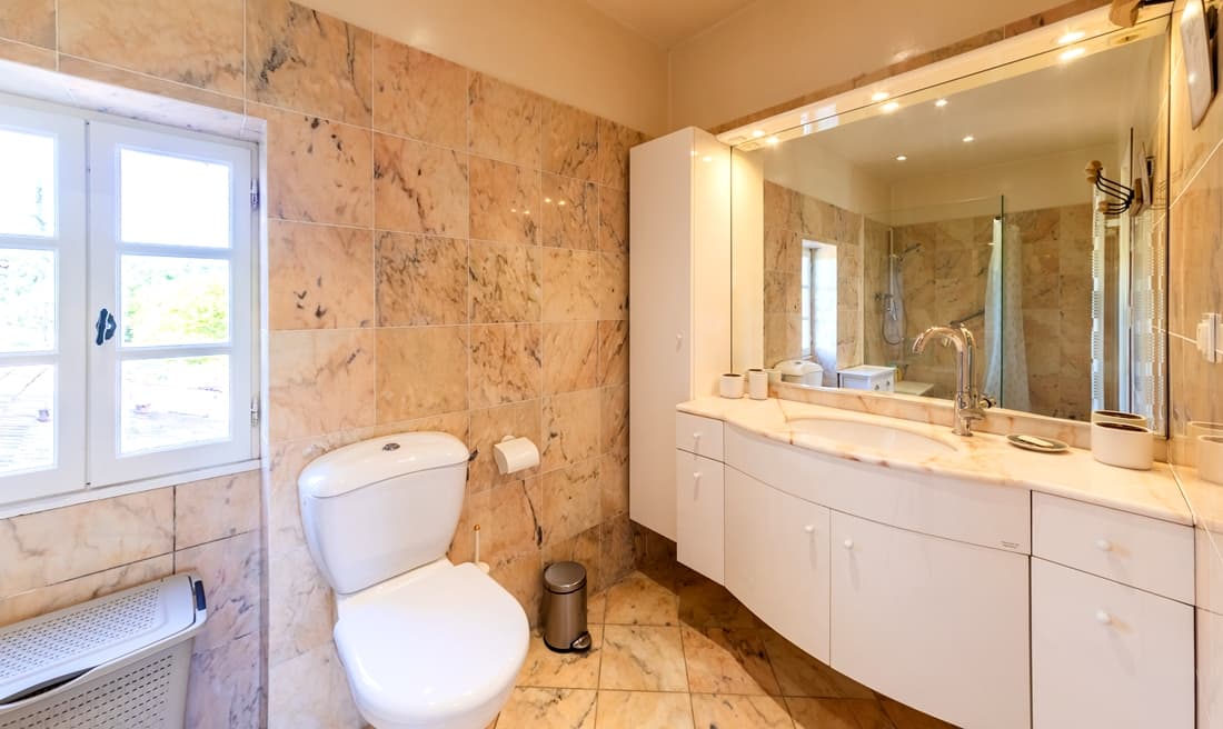 Tour salle de bain marbre