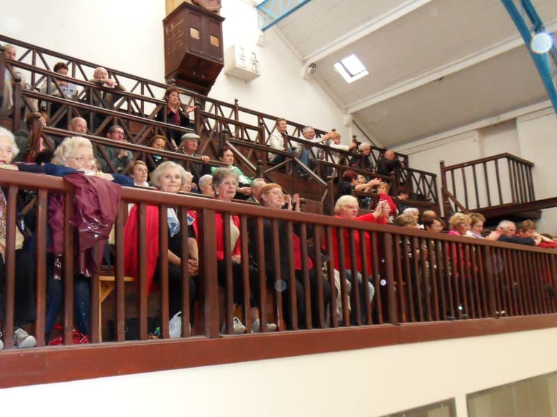 Trinquet Saint-Jayme : tribune et spectateurs