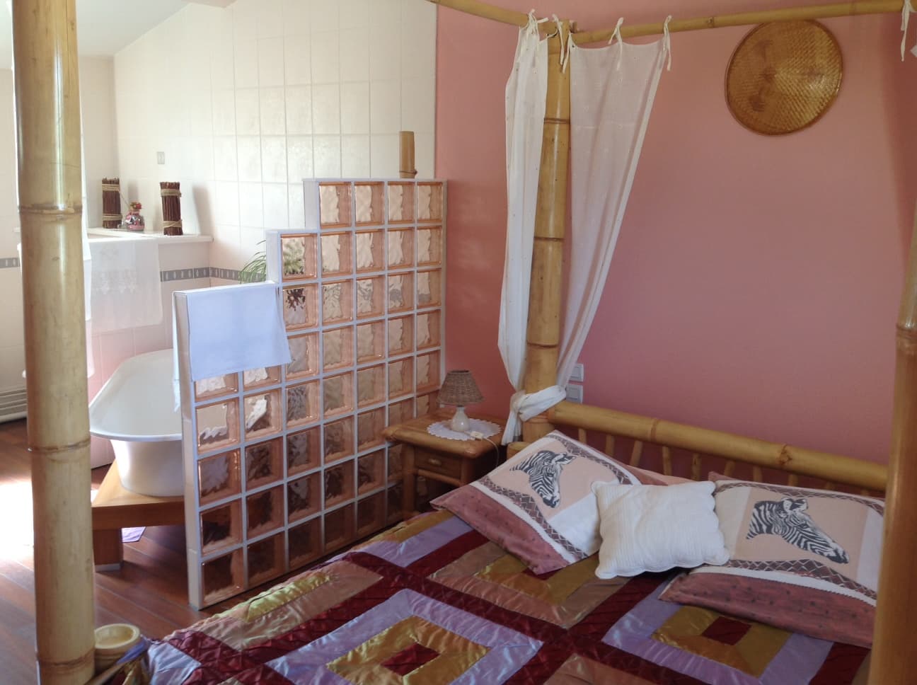 Une chambre et salle de bain2