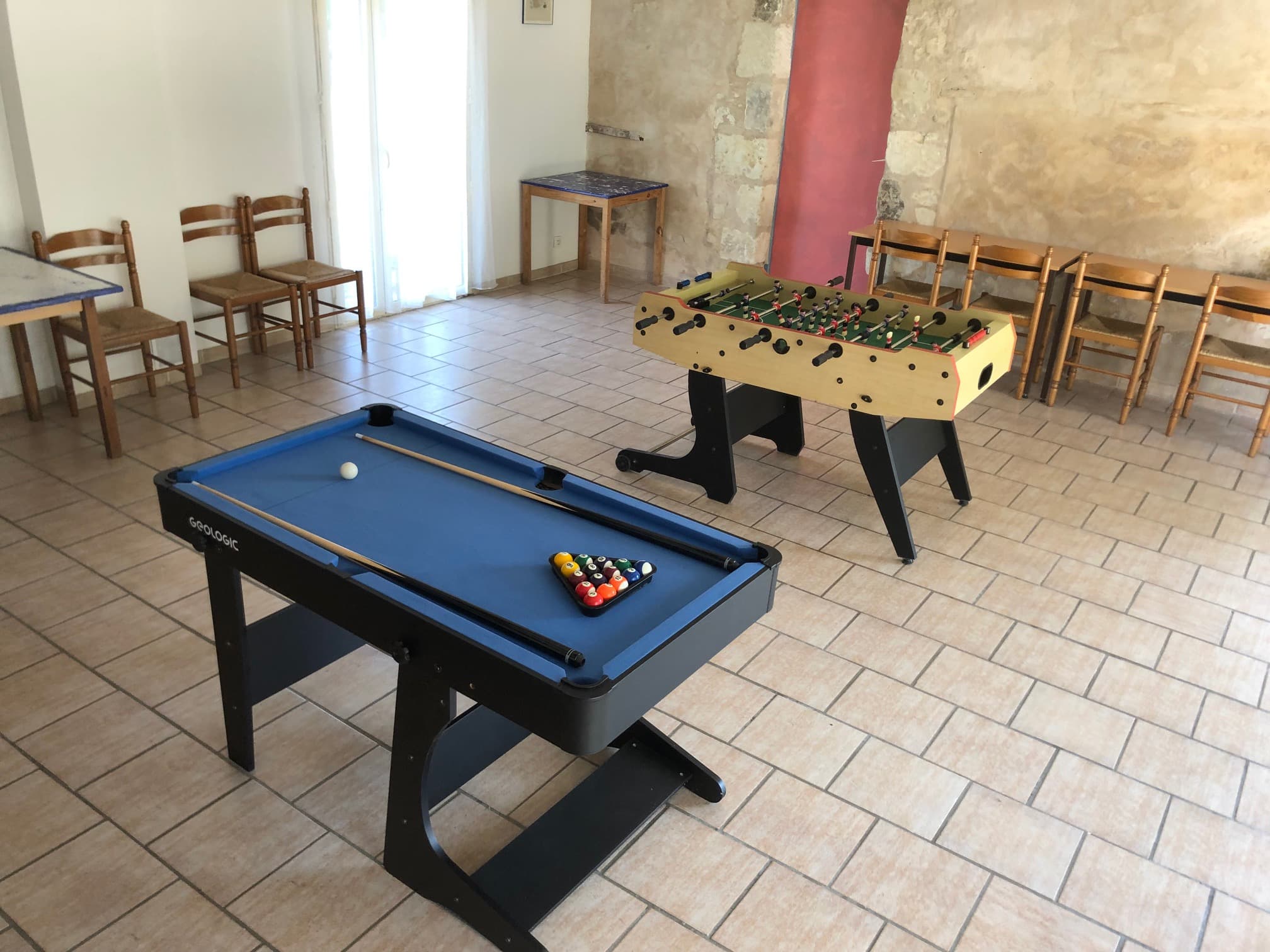 Salle de jeux avec billiards et baby foot