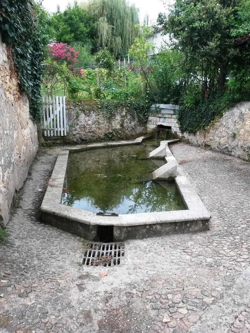 Villamblard-fontaine du buguet