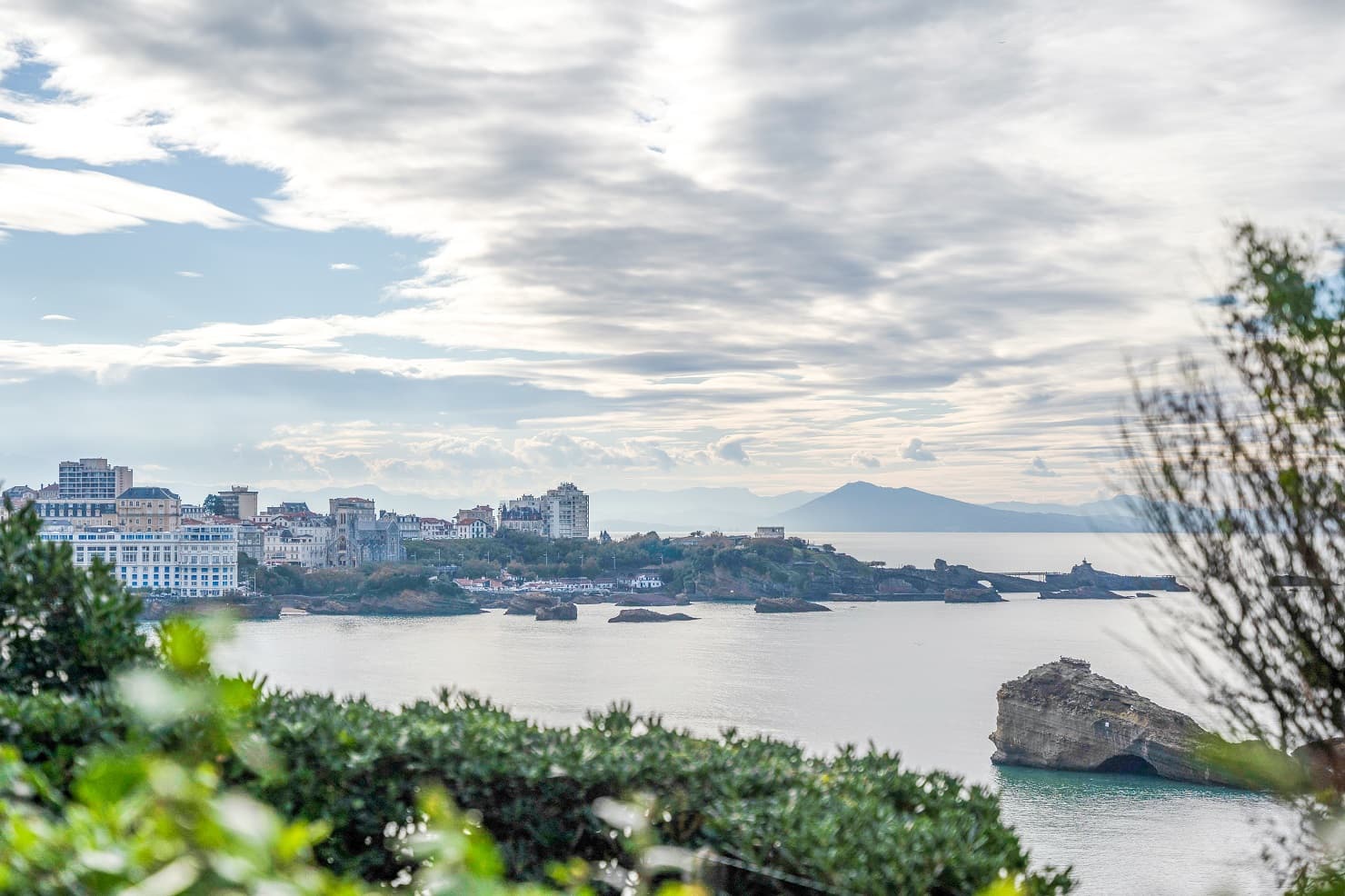 Vue du Phare depuis le Bellevue jusqu'au côtes espagnoles , ciel nuageux