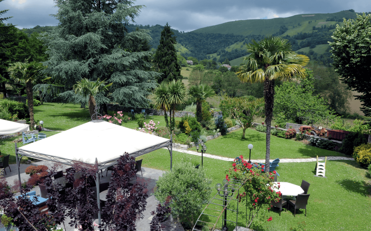 Vue du balcon-jardin paysager-hôtel Chilo
