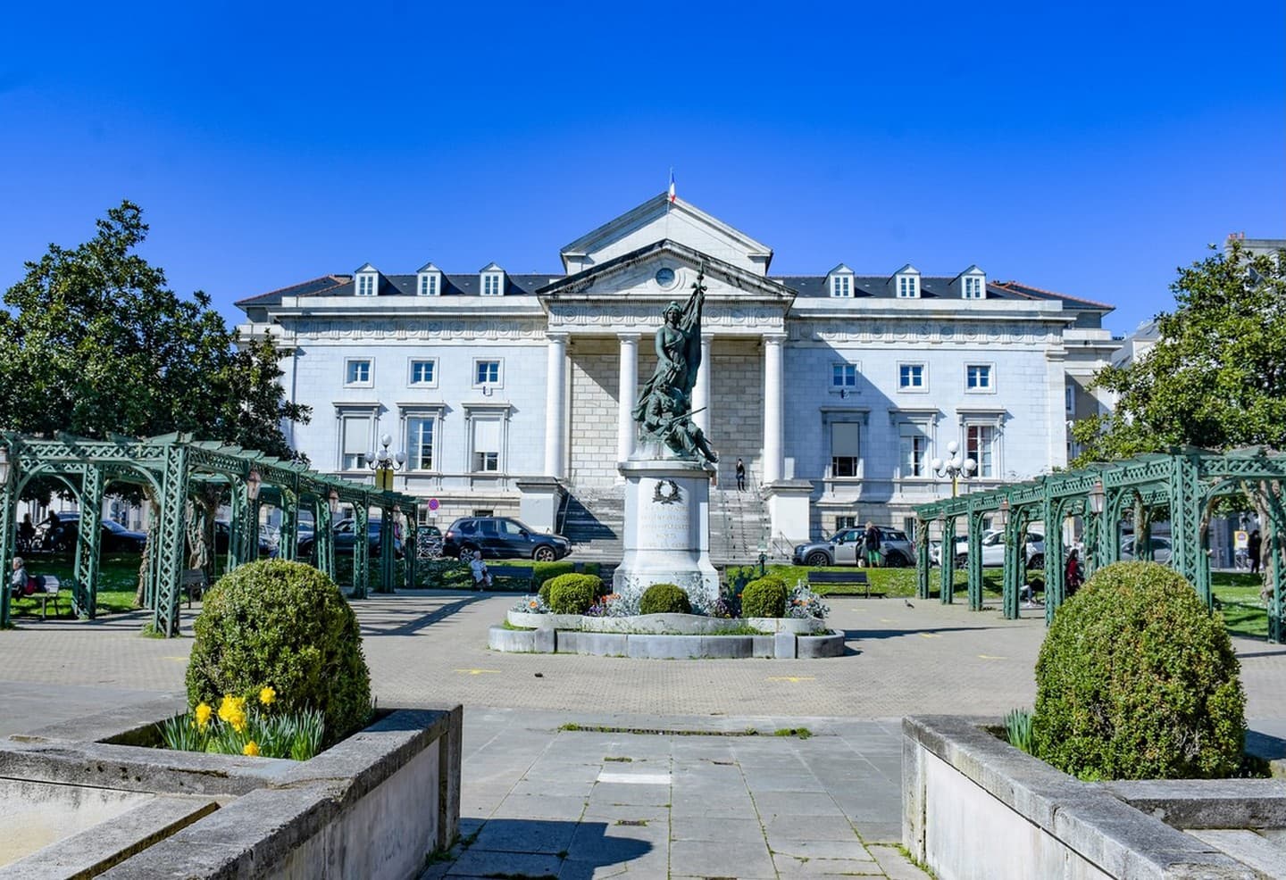 Place de la libération - Pau - le palais de Justice