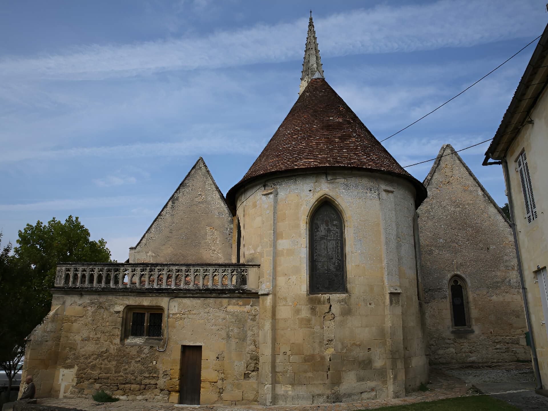 Derrière l'Eglise