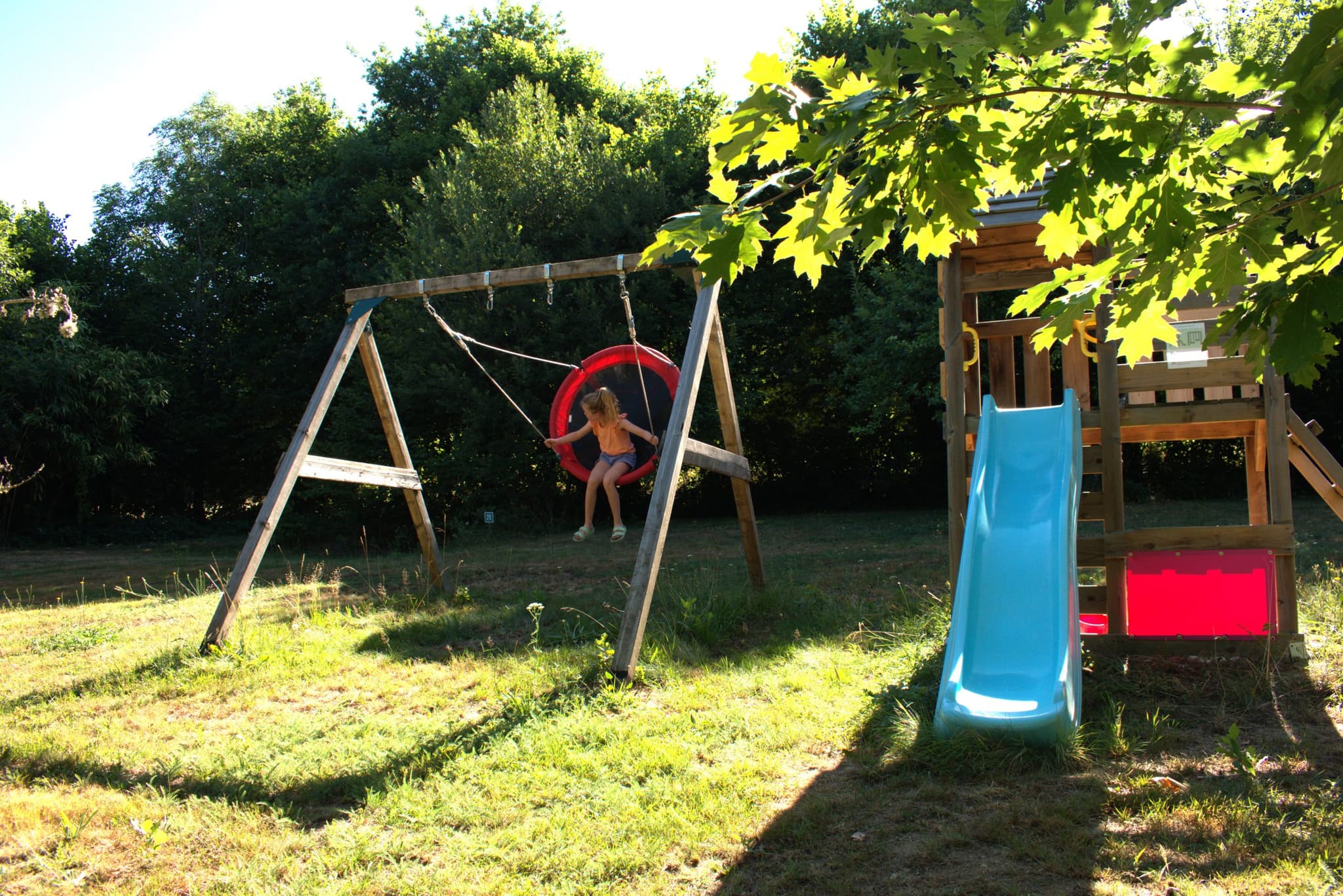 aire de jeux partagée avec le camping