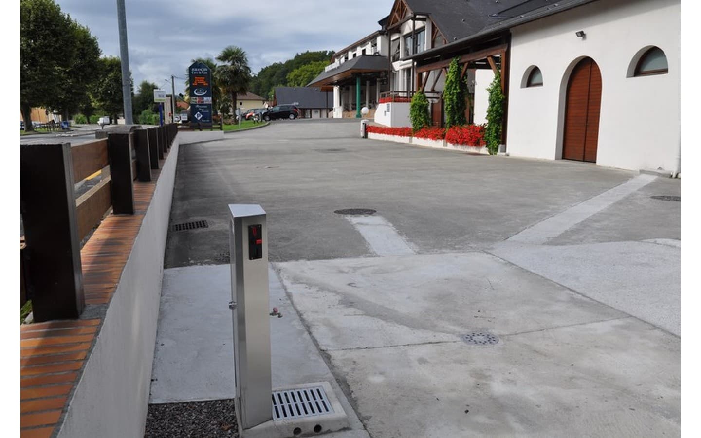 Aire camping-car Cave des producteurs - Gan - Borne de services