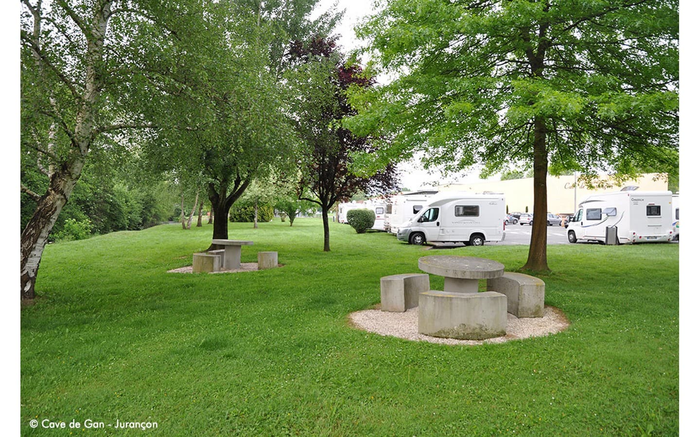 Aire camping-car Cave des producteurs - Gan - Espace vert