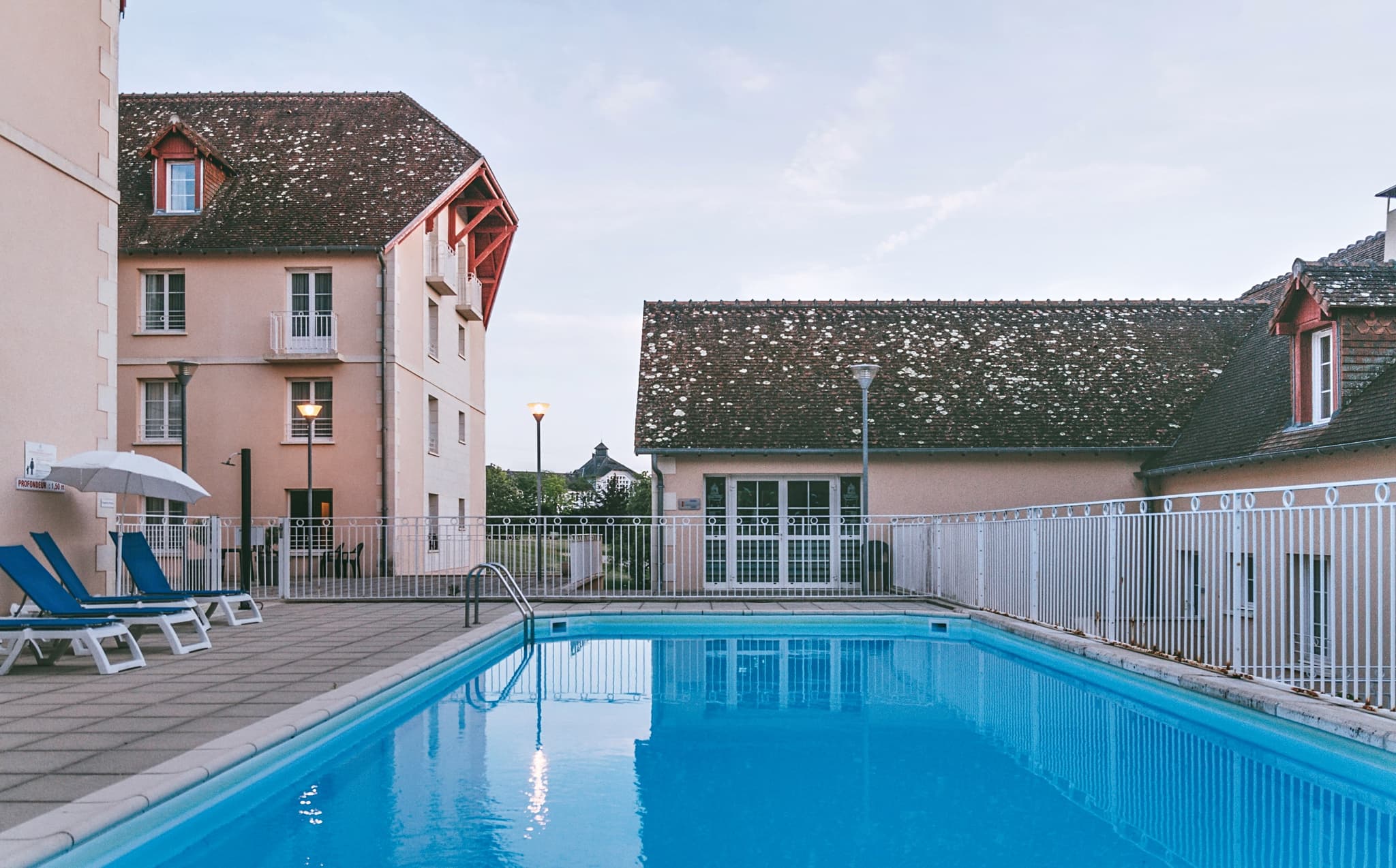 appart-hotel-la-roche-posay-piscine