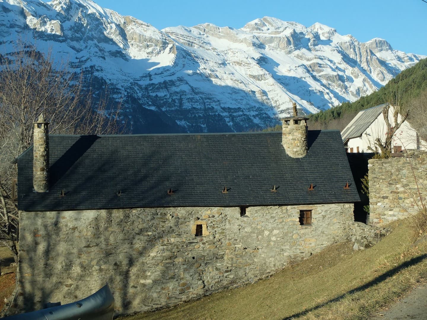 Au delà du boulevard - Gelos - Maison et montagnes enneigées