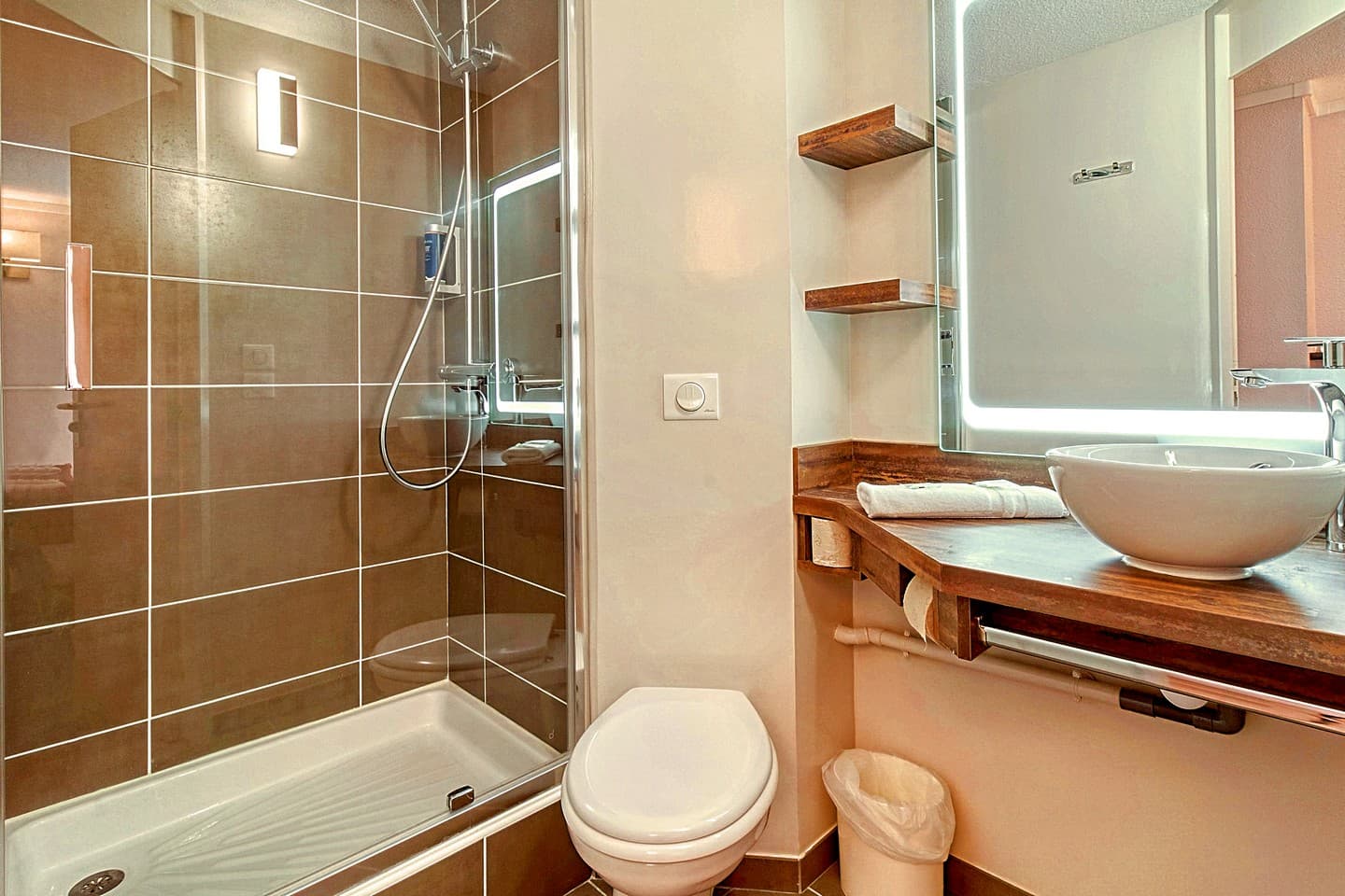 Brit Hôtel - Lons - bain