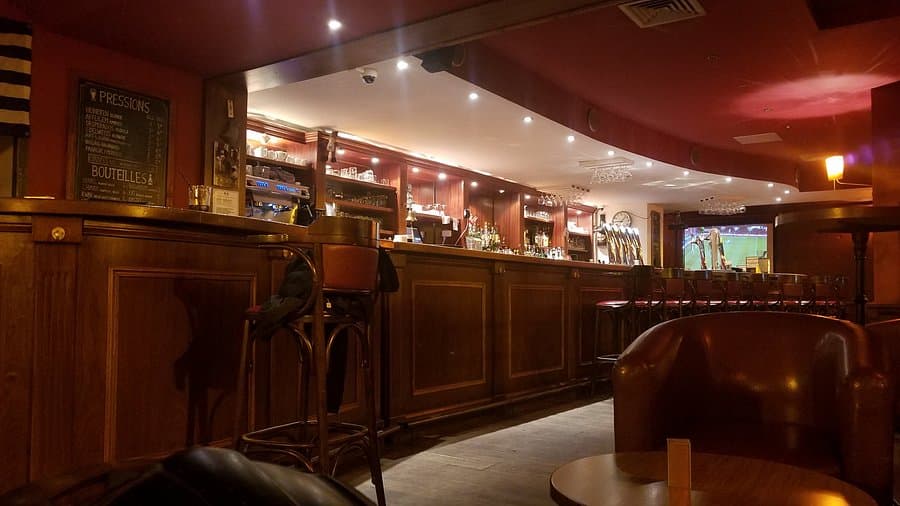 bar-avec-une-ambiance