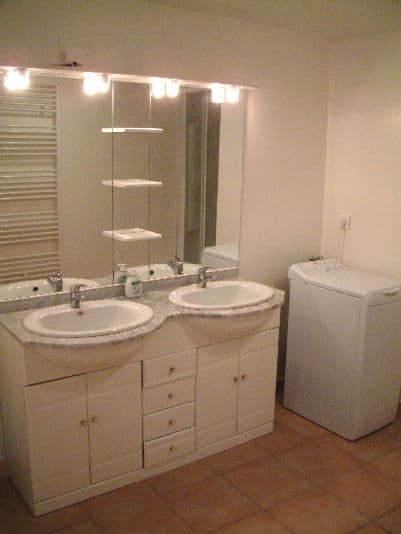 belvesholidaysaprtment12_Apt2_bathroom_Jun07
