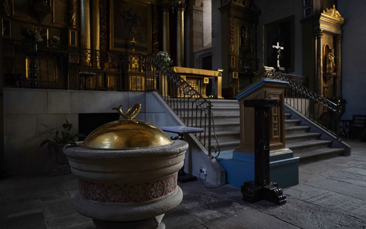bénitier église 1440 x 900