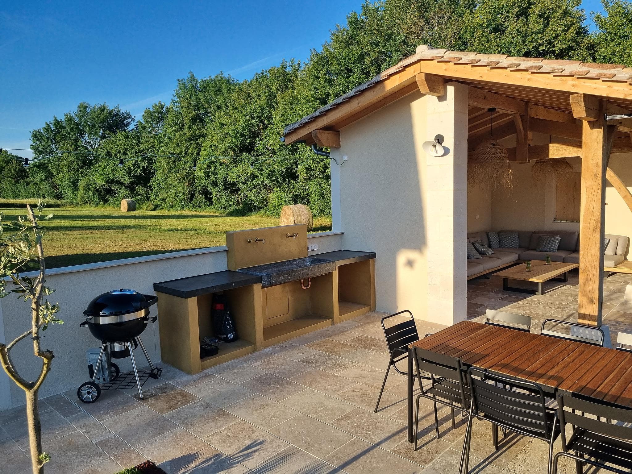 Lougratte_La Maison d'Isabel - coin bbq, cuisine été