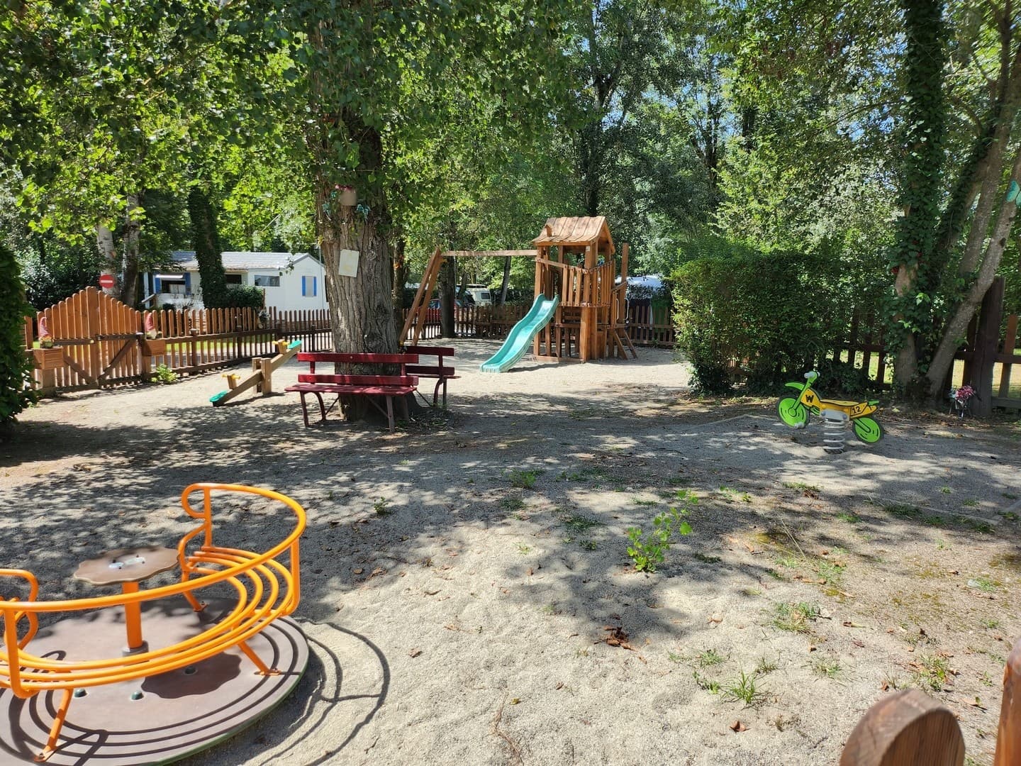 Camping City Nature - lescar - aire de jeux
