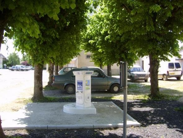Aire de stationnement camping-car avec aire de services_1