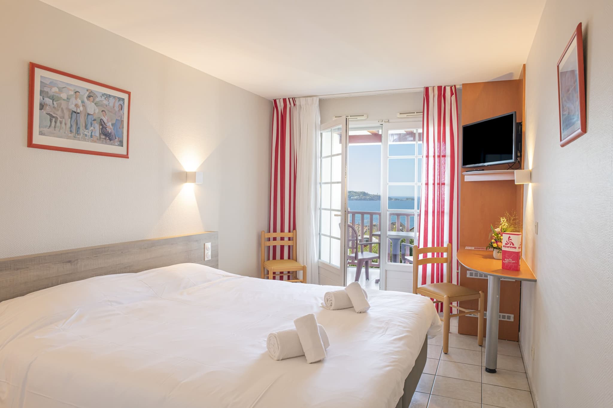 Chambre avec grand lit village vacances Hendaye