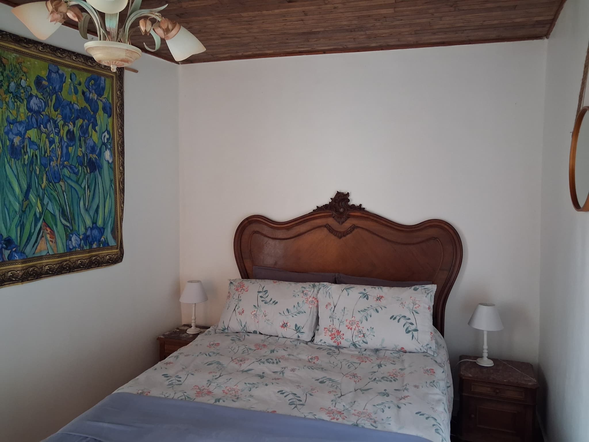 Chambre grand lit à l`étage