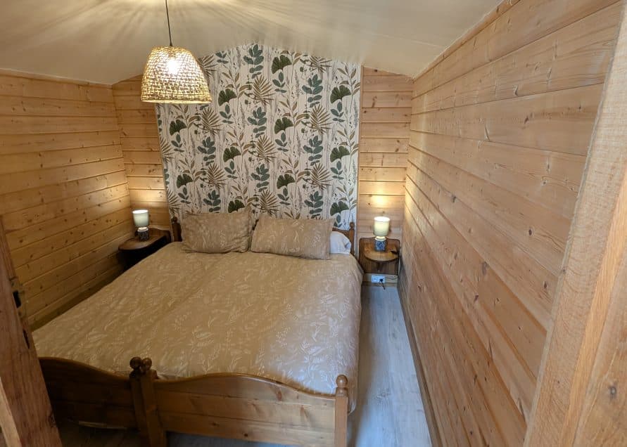 chambre séparée avec lit double