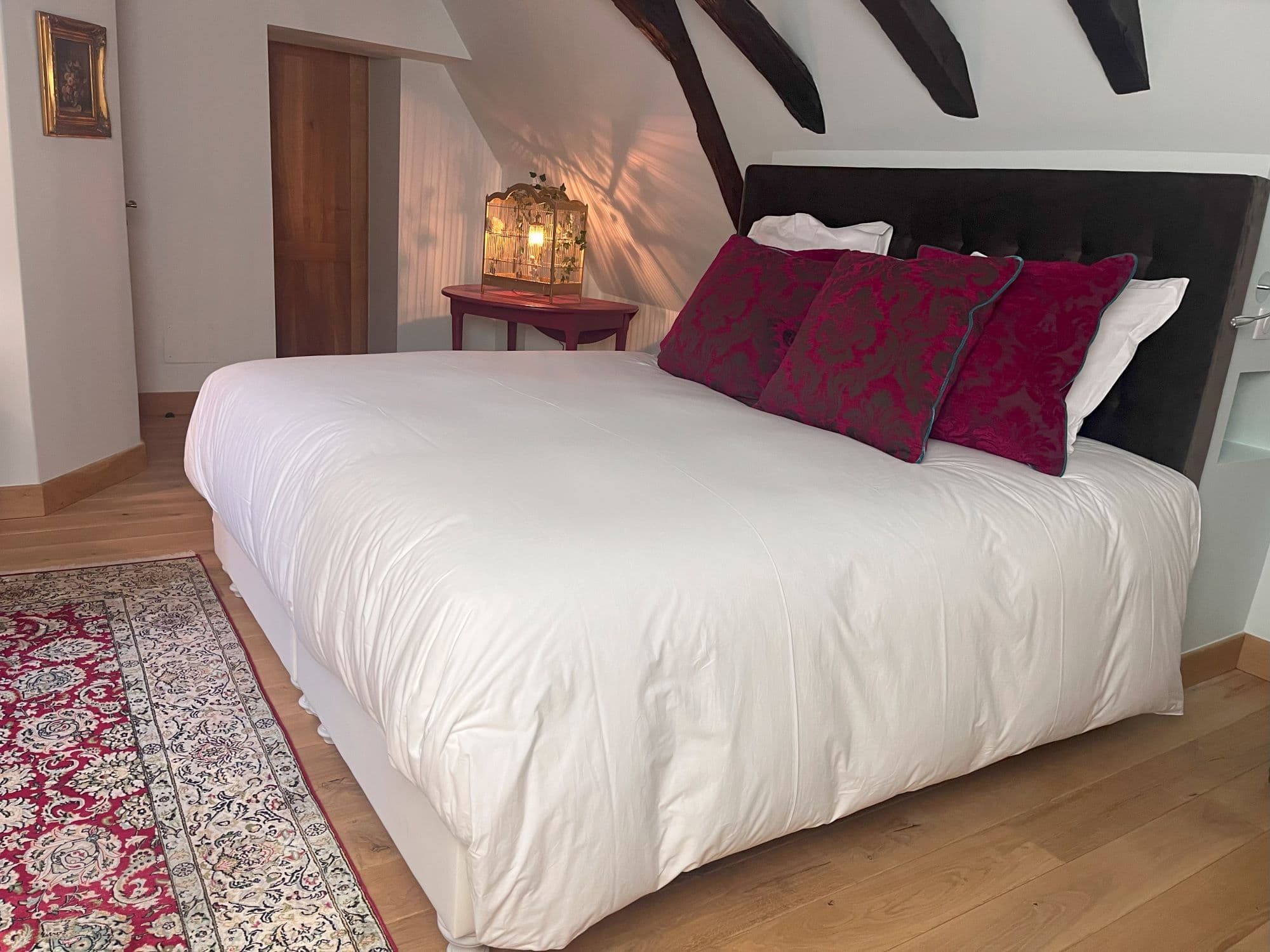 chambres-hotes-ecrin-lumiere-lit-double-campsegret-tourisme-vallee-isle