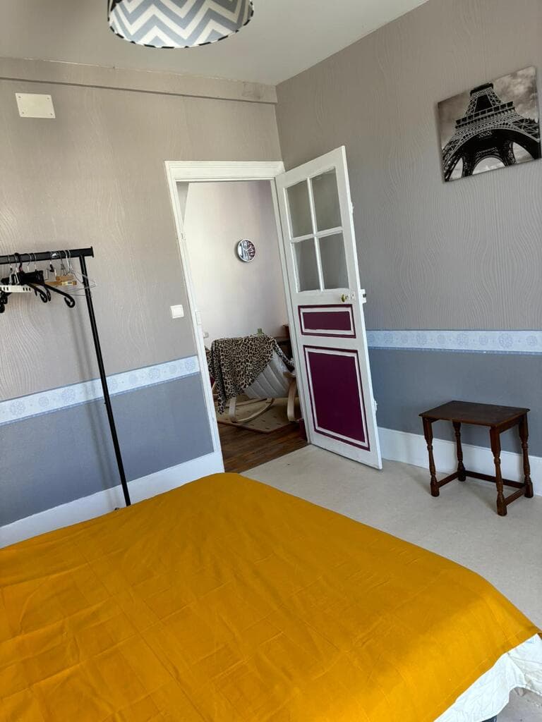 chambre beige vue porte pierre