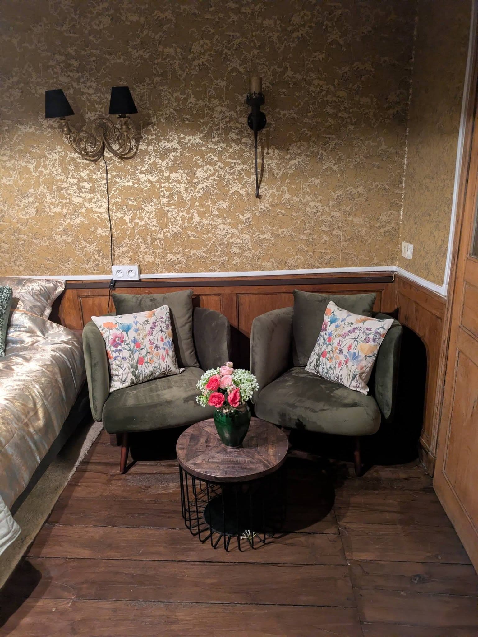 Coin salon de la chambre "fleurie"