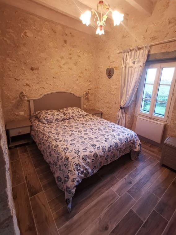 HLOAQU047V50GOM6_Cazideroque_Le Pigeonnier_Bezolles_chambre2