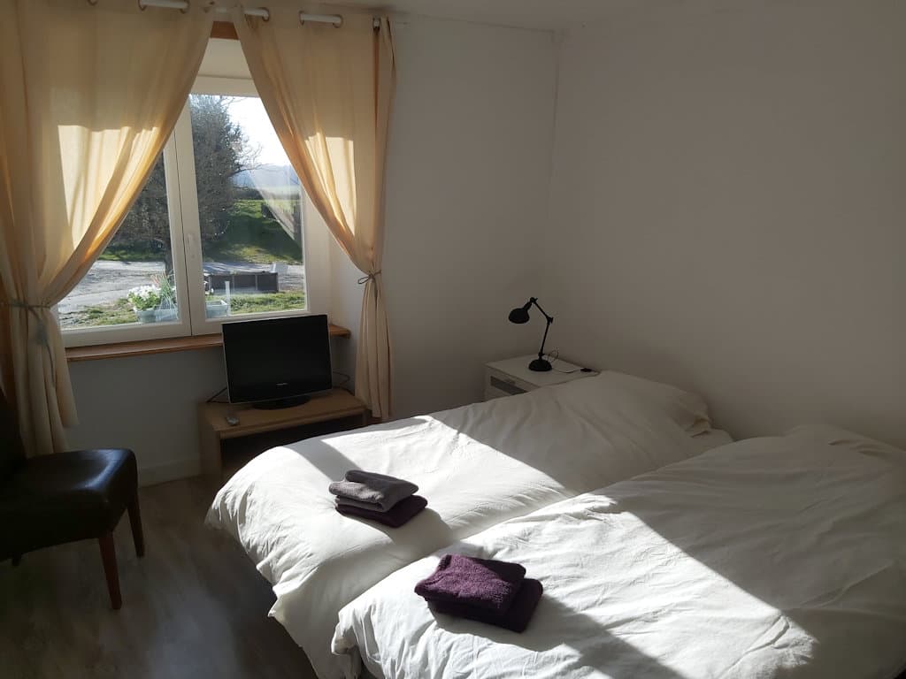 Chambre 4 - (peut etre louée en plus) Salle de bain dans le couloir - max 5p