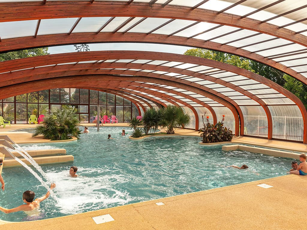 chateau-de-fonrives-piscine-couverte