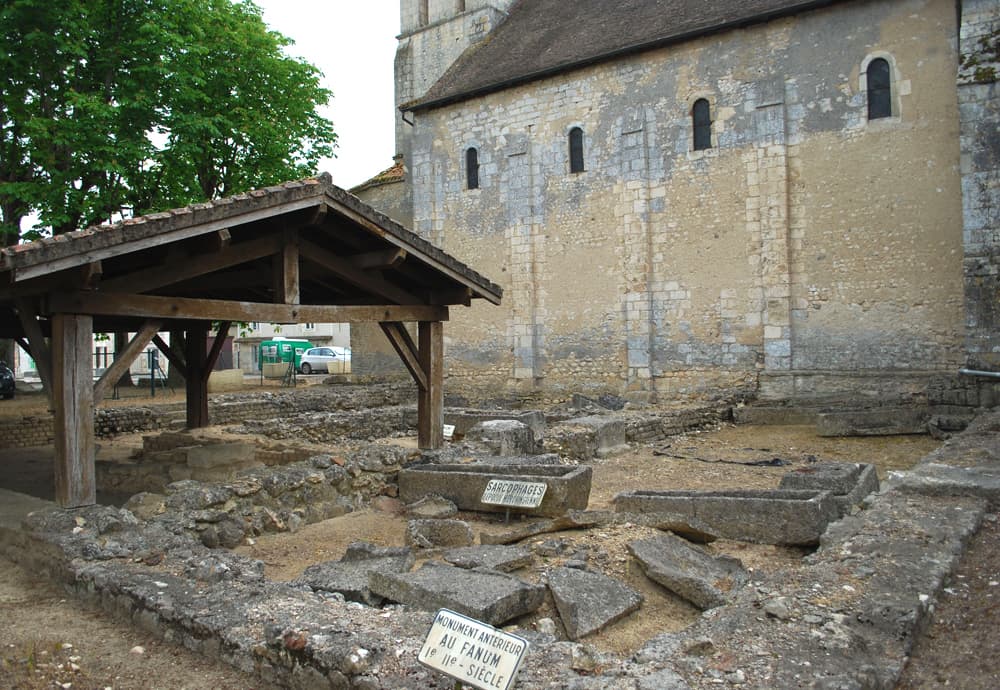 Sanctuaire romain et piscine baptismale