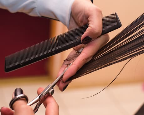 Hands of professional hair stylist_1
