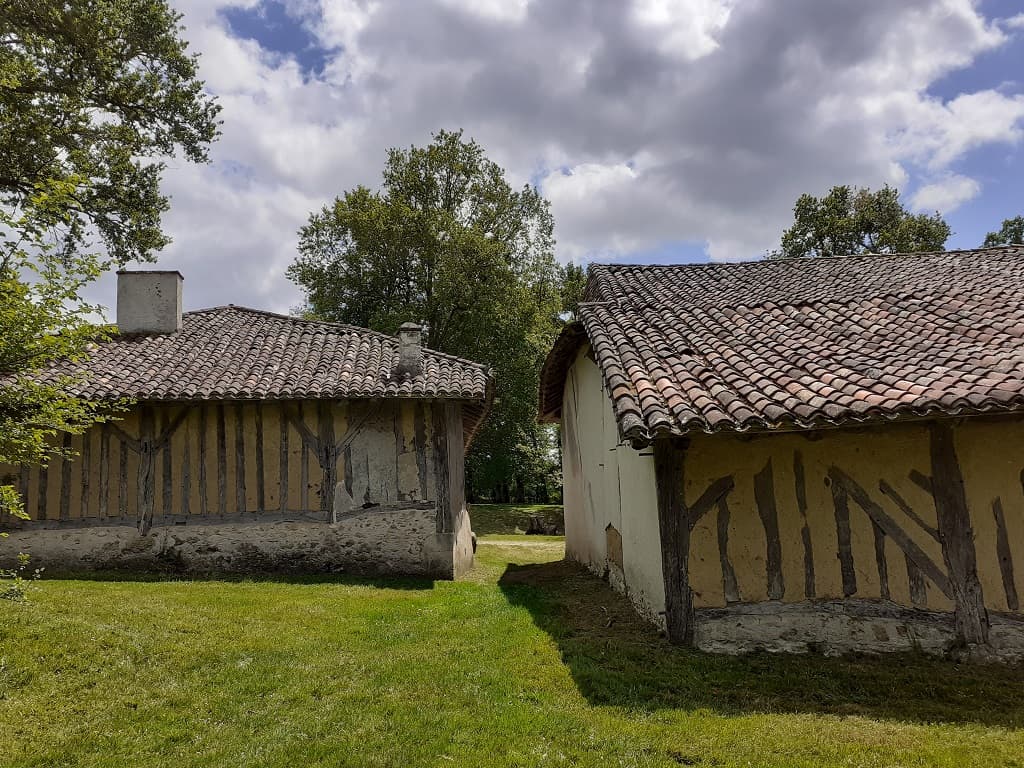 Vue sur les magnifiques façades en colombages de la grange