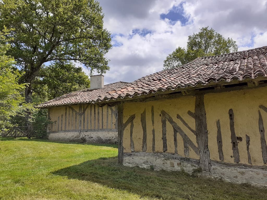Vue sur les magnifiques façades en colombages de la grange