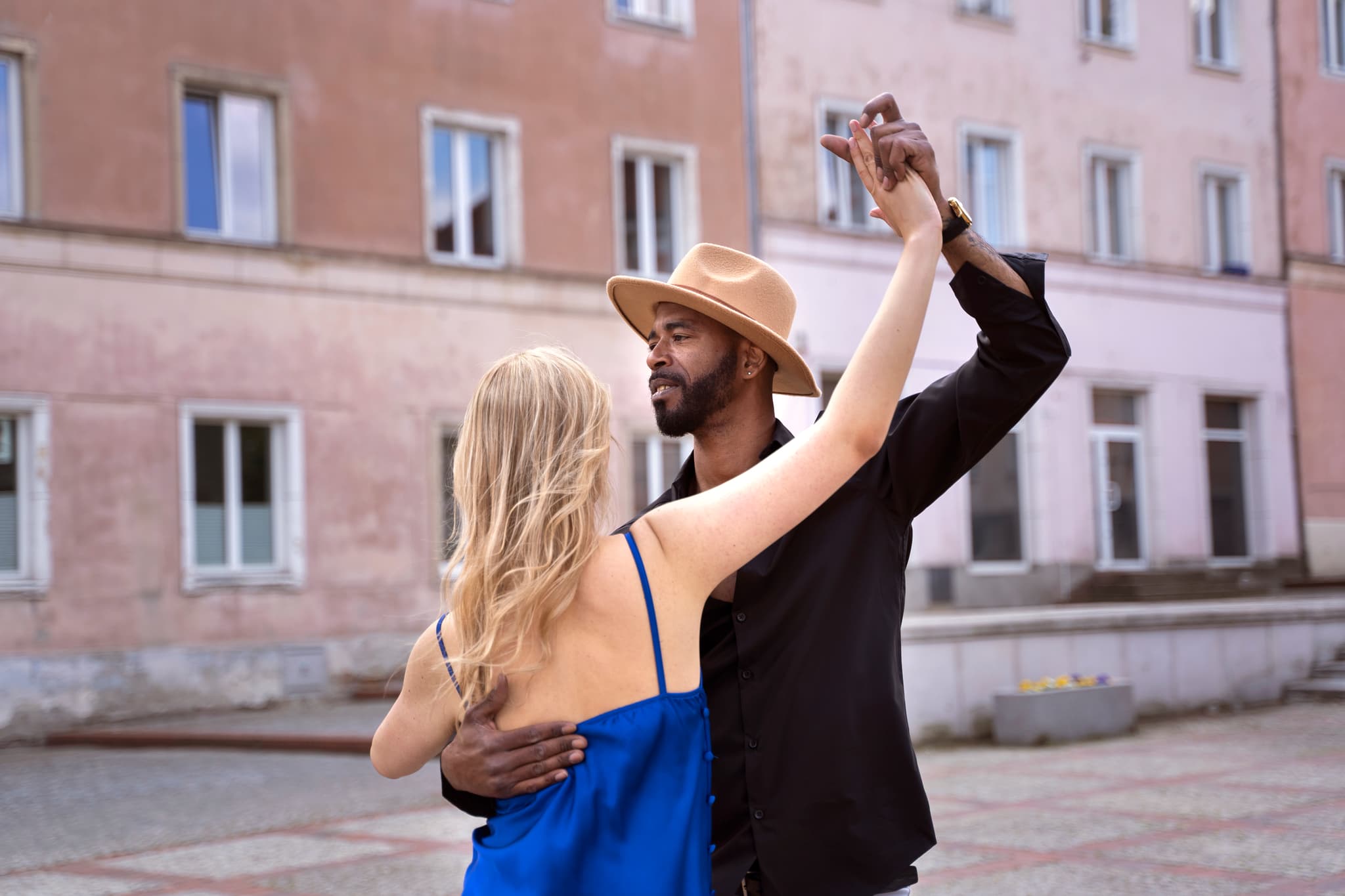 couple-having-latin-dance-performance-city