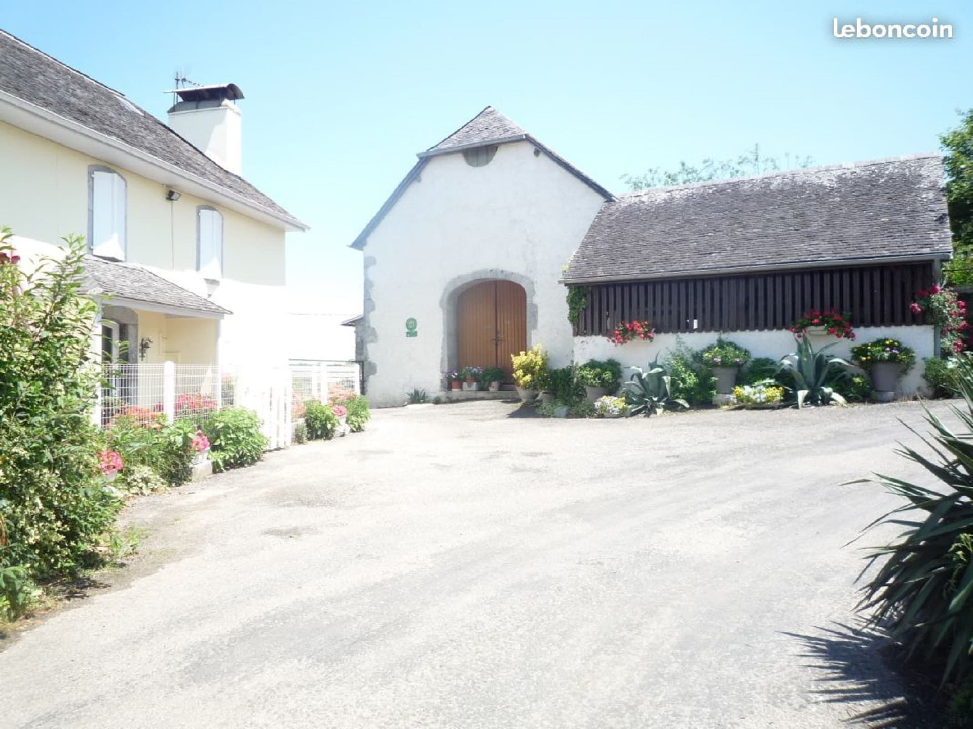 Cour de la ferme. Le gîte étant à l'arrière.