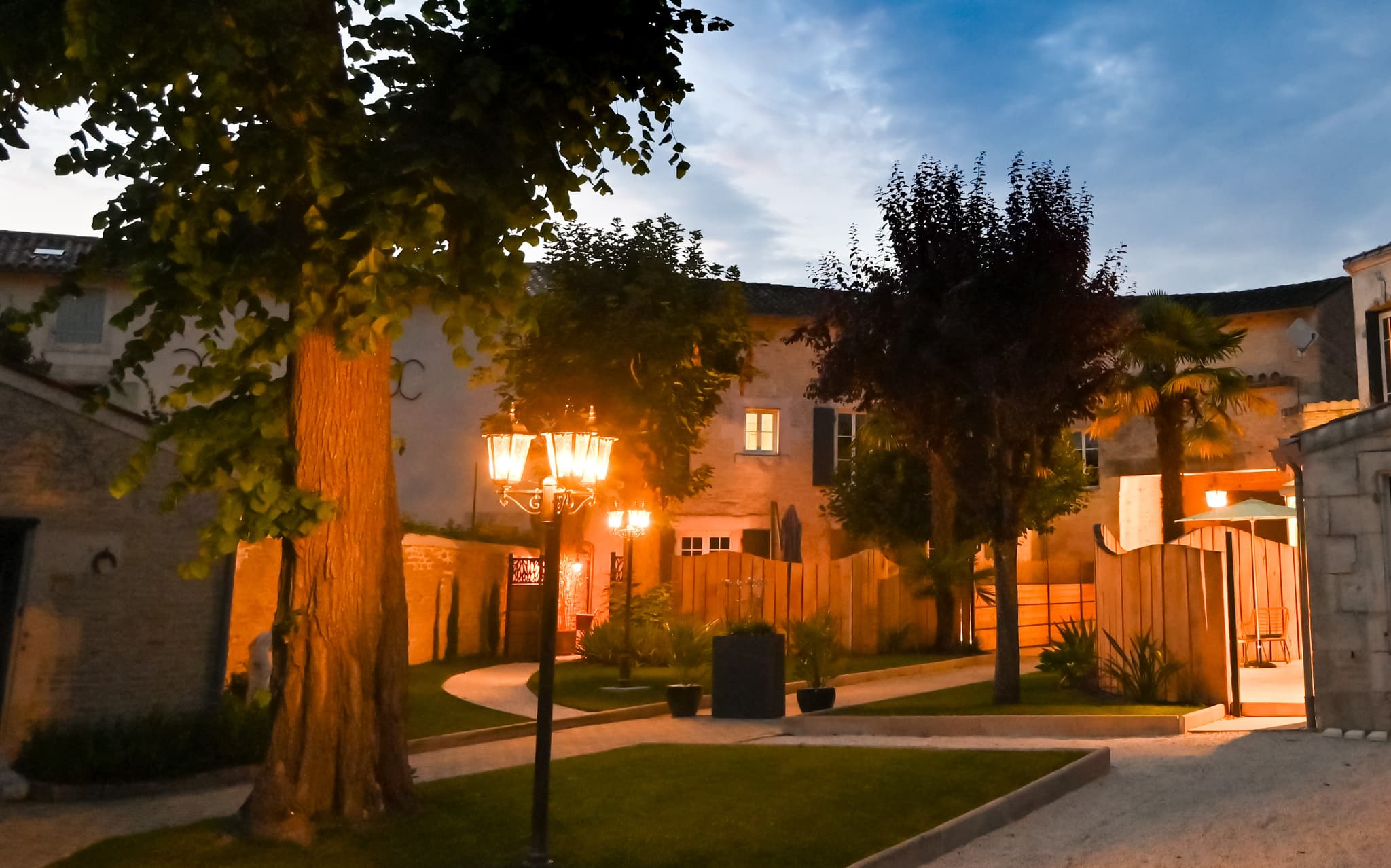 La cour intérieure à la tombée de la nuit