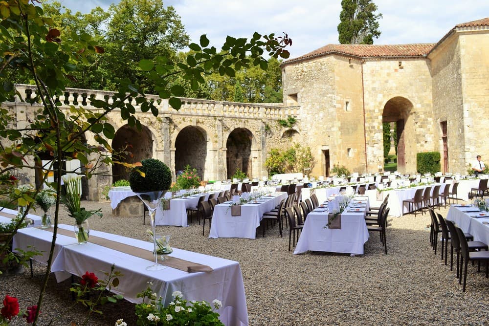 cour d'honneur du château de poudenas : déjeuner