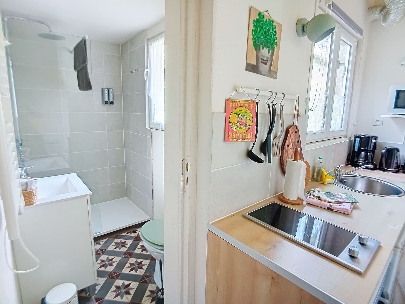 cuisine et entrée salle d'eau