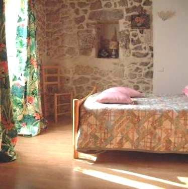 MAUVEZINSURGUPIE_CORAZZA_chambre.jpg