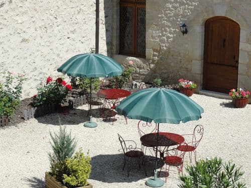 SAINTPIERREDECAUBEL_LGC090A_10 - la cour.jpg