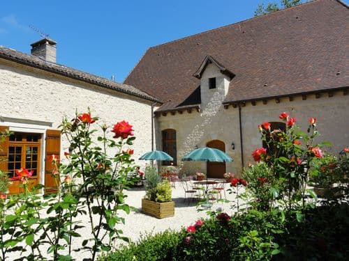 SAINTPIERREDECAUBEL_LGC090A_11 - la cour.jpg